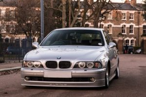 BMW mit aufbereiteten Scheinwerfern