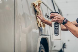 Auto wird mit Mirror Bright Detailing Spray gereinigt